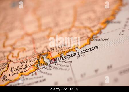 Woodbridge, NEW JERSEY/USA - 29. Januar 2020: Hongkong wird in diesem Bild aus einem alten Hammonds-Weltatlas hervorgehoben; Illustrationsredaktion Stockfoto