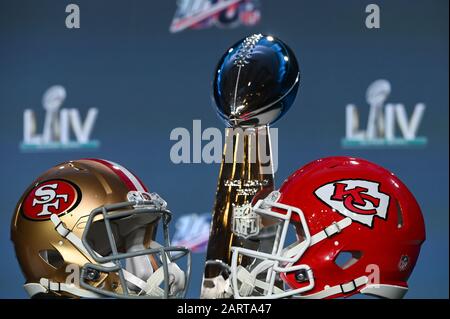 Miami, USA. Januar 2020. Teamhelme für die San Francisco 49ers und die Kansas City Chefs sind zusammen mit der Vince Lombardi Trophäe vor der Pressekonferenz des NFL-Kommissars Roger Goodell Super Bowl LIV im Hilton Downtown in Miami, Florida am 29. Januar 2020 zu sehen. (Foto von Anthony Behar/Sipa USA) Credit: SIPA USA/Alamy Live News Stockfoto