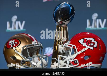 Miami, USA. Januar 2020. Teamhelme für die San Francisco 49ers und die Kansas City Chefs sind zusammen mit der Vince Lombardi Trophäe vor der Pressekonferenz des NFL-Kommissars Roger Goodell Super Bowl LIV im Hilton Downtown in Miami, Florida am 29. Januar 2020 zu sehen. (Foto von Anthony Behar/Sipa USA) Credit: SIPA USA/Alamy Live News Stockfoto