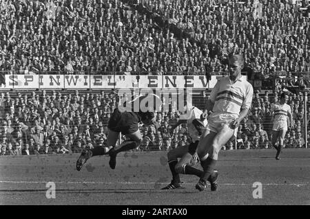 Fußballspiel Feyenoord-Fortuna 54 in Rotterdam-Spieler Venneker während eines Duells mit Torwartvögel, rechten Beinen (Fortuna 54) Datum: 10. Oktober 1965 Ort: Rotterdam, Zuid-Holland Schlagwörter: Sport, Fußball Personenname: Venneker, Hans Stockfoto