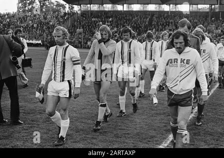 FC Twente-Borussia Mönchengladbach 1-5 (Rückspiel Finale Europa Cup 3) Spieler geben das Feld ein Datum: 21. Mai 1975 Ort: Enschede, Overijssel Schlüsselwörter: Spieler, Sport, Fußball Stockfoto