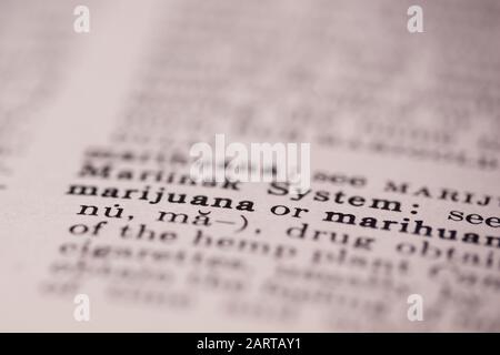 Woodbridge, NEW JERSEY/USA - 29. Januar 2020: Das Wort Marihuana wird in einem alten Webster-Wörterbuch in diesem illustrierenden redaktionellen Imag hervorgehoben Stockfoto