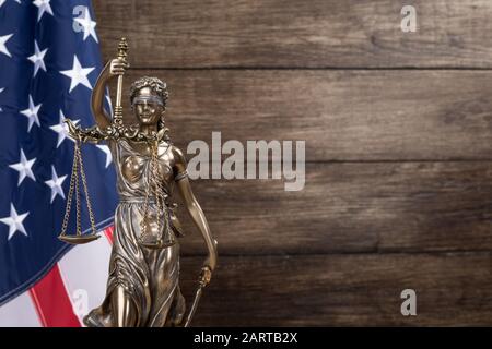 Die Statue der Gerechtigkeit, Themis oder Iustitia, die blindgezelte Justizgottheit gegen US-Flagge, als Rechtsbegriff Stockfoto