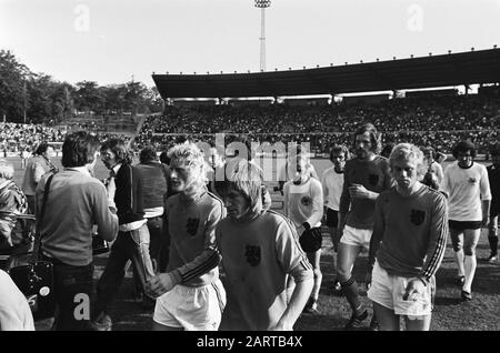 Fussball Interland West Deutschland-Niederlande 1-1 Spieler nach Abschluss Datum: 17. Mai 1975 Ort: Deutschland, Frankfurt Schlagwörter: International, Spieler, Sport, Fußball Stockfoto