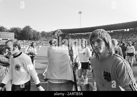 Fussball Interland West Deutschland-Niederlande 1-1 Spieler nach Abschluss Datum: 17. Mai 1975 Ort: Deutschland, Frankfurt Schlagwörter: International, Spieler, Sport, Fußball Stockfoto