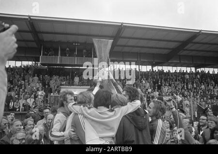 FC Twente-Borussia Mönchengladbach 1-5 (Rückspiel Finale Europa Cup 3) Spieler von Borussia MG mit dem Pokaldatum: 21. Mai 1975 Ort: Enschede, Overijssel Schlüsselwörter: Cups, Spieler, Sport, Fußball Stockfoto