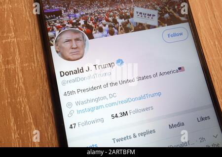 Donald Trump Twitters Konto wurde auf einem modernen Smartphone angezeigt Stockfoto