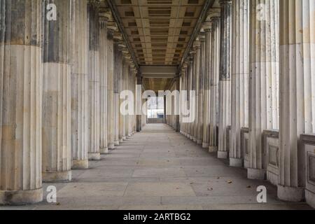 Reihe der klassischen griechischen Kolumnen in Berlin, Deutschland Stockfoto