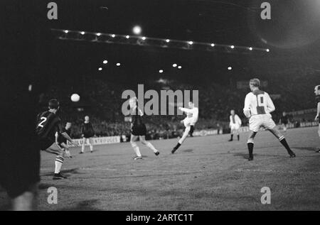 Fußballspiel von Ajax gegen DWS in Amsterdam: 5-0 Spielmoment Datum: 3. September 1966 Ort: Amsterdam, Nordholland Schlüsselwörter: Sport, Fußball Stockfoto