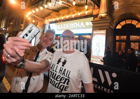 Fans, die vor Madonnas Weltreise Madame X, London, ein selfie vor dem London Palladium nehmen. Stockfoto