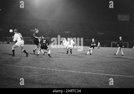 Fußballspiel von Ajax gegen DWS in Amsterdam: 5-0 Spielmoment Datum: 3. September 1966 Ort: Amsterdam, Nordholland Schlüsselwörter: Sport, Fußball Stockfoto