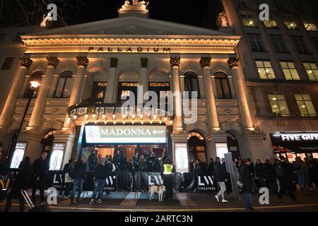 Fans außerhalb des London Palladium, vor Madonnas Weltreise Madame X, London. Stockfoto