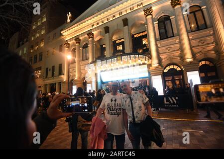 Fans, die ihr Foto vor Madonnas Weltreise Madame X, London, vor dem London Palladium aufgenommen haben. Stockfoto