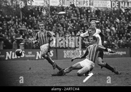 Fußballspiel Fortuna 54 - Feyenoord te Geleen (2-6) Spielmoment Anmerkung: Feyenoord-Spieler: Harry Bild und Ruud Geels. Harry Bild hat in diesem Match viermal geschossen am 27. November 1966 Ort: Geleen, Limburger Schlüsselwörter: Sport, Fußball-Institution Name: Feyenoord Stockfoto