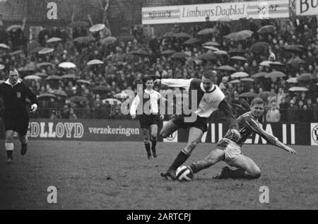 Fußballspiel Fortuna 54 - Feyenoord te Geleen (2-6) Spielmoment Anmerkung: Guus Haak (?) Datum: 27. November 1966 Ort: Geleen, Limburger Schlüsselwörter: Sport, Fußball-Institution Name: Feyenoord Stockfoto