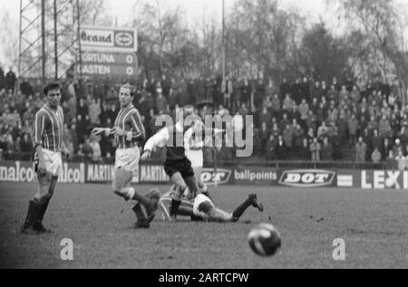 Fußballspiel Fortuna 54 - Feyenoord te Geleen (2-6) Spielmoment Anmerkung: Feyenoorder Harry Bild zwischen einer Reihe von Fortuna-Spielern Datum: 27. November 1966 Ort: Geleen, Limburger Stichwörter: Sport, Fußball-Institution Name: Feyenoord Stockfoto