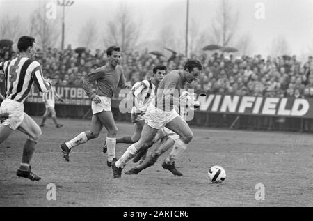 Fußballspiel: Elinkwijk - Willem II zu Utrechter Spielmoment Datum: 27. November 1966 Ort: Utrechter (Stadt) Schlagwörter: Sport, Name der Fußballeinrichtung: Willem II Stockfoto