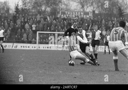 Fußballspiel Fortuna 54 - Feyenoord te Geleen (2-6) Spielmoment Anmerkung: Aktion von Ove Kindvall während Wim Jansen im Hintergrund beobachtet am 27. November 1966 Ort: Geleen, Limburger Schlüsselwörter: Sport, Fußball-Institution Name: Feyenoord Stockfoto