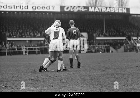 Fußballspiel: GVAV - Ajax bis Groningen 3-8 Spielmoment Anmerkung: AJAX Spielstand: 27. November 1966 Ort: Groningen (Stadt) Schlüsselwörter: Sport, Fußball-Institution Name: AJAX Stockfoto