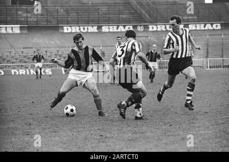 Fußballspiel DWS - Sparta te Amsterdam (1-0) Spielmoment Datum: 27. November 1966 Ort: Amsterdam Schlagwörter: Sport, Fußball-Institution Name: Sparta Stockfoto