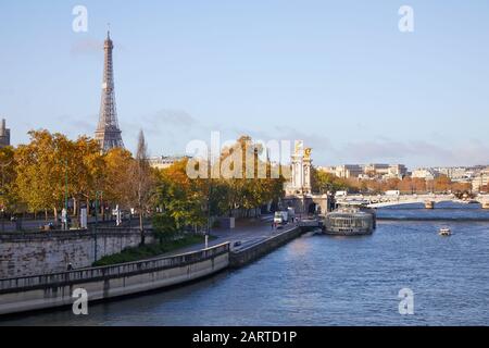 Eiffelturm, Blick auf die seine und Brücke Alexander III. An einem sonnigen Herbsttag in Paris Stockfoto