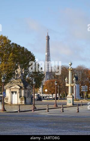 Place de la Concorde mit goldenen und grünen Straßenlampen und Blick auf den Eiffelturm an einem sonnigen Herbsttag in Paris, Frankreich Stockfoto