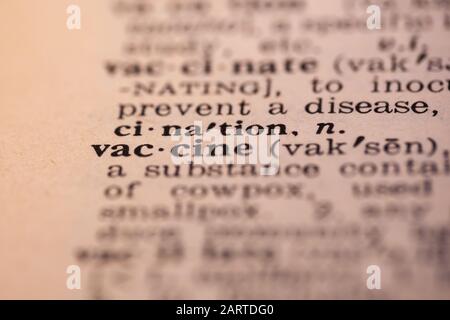 Woodbridge, NEW JERSEY/USA - 29. Januar 2020: Das Wort Impfstoff wird in einem Vintage Webster's Dictionary hervorgehoben; illudative Editorial Stockfoto