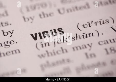 Woodbridge, NEW JERSEY/USA - 29. Januar 2020: Das Wort Virus wird in einer Vintage Encyclopaedia Brittanica Junior hervorgehoben; illutive Editorial Stockfoto