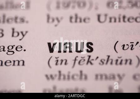 Woodbridge, NEW JERSEY/USA - 29. Januar 2020: Das Wort Virus wird in einer Vintage Encyclopaedia Brittanica Junior hervorgehoben; illutive Editorial Stockfoto