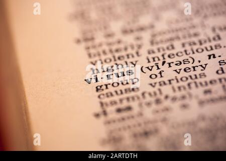 Woodbridge, NEW JERSEY/USA - 29. Januar 2020: Das Wort Virus wird in einem Vintage Webster's Dictionary hervorgehoben; illudative Editorial Stockfoto