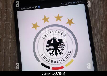 Das Logo der deutschen Fußball-Nationalmannschaft wird auf einem modernen Smartphone angezeigt Stockfoto