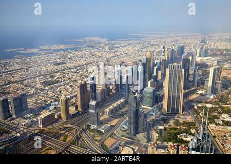 Dubai, VEREINIGTE ARABISCHE EMIRATE - 19. NOVEMBER 2019: Sheikh Zayed Road und Dubai City Luftbild mit modernen Wolkenkratzern an einem sonnigen Tag, blauer Himmel Stockfoto