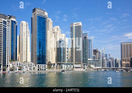 Dubai, VEREINIGTE ARABISCHE EMIRATE - 23. NOVEMBER 2019: Dubai Marina moderne Wolkenkratzer und Meer an einem sonnigen Tag, blauer Himmel in Dubai Stockfoto