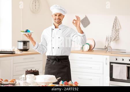 Konditorei mit leckerer Desserts in der Küche Stockfoto