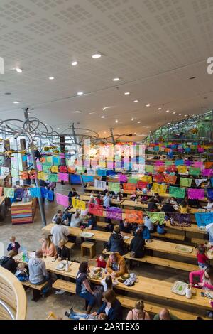 Das Eden Projekt Essbereich und Cafeteria mit Familien und Besucher essen Stockfoto