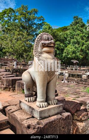 Phimeanakas-Tempelanlage unter den alten Ruinen des Hindu-Tempelkomplexes Angkor Wat in Siem Reap, Kambodscha. Das größte religiöse Denkmal der Welt Stockfoto