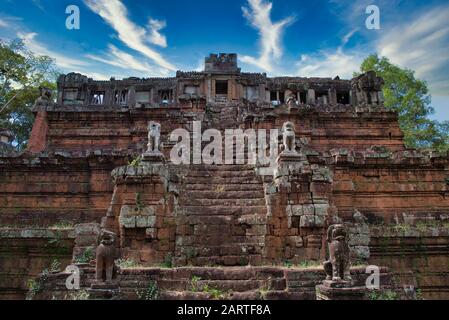 Phimeanakas-Tempelanlage unter den alten Ruinen des Hindu-Tempelkomplexes Angkor Wat in Siem Reap, Kambodscha. Das größte religiöse Denkmal der Welt Stockfoto