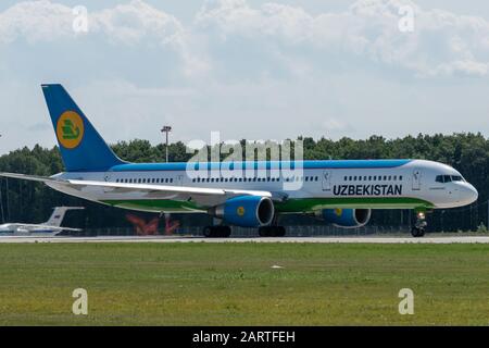 Juli 2019 In Moskau, Russland. Flugzeug Boeing 757-200 Usbekistan Airways am Flughafen Vnukovo in Moskau Stockfoto