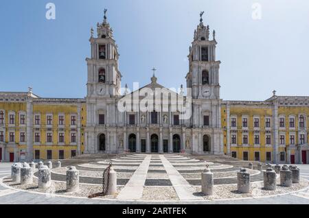 Frontaler Blick auf den Palast von Mafra, Portugal Stockfoto