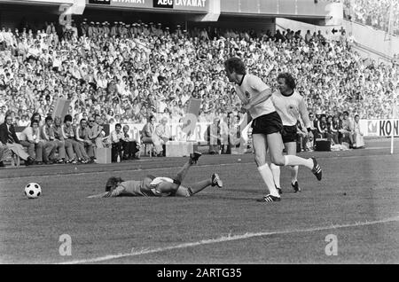 Fußball Interland West Deutschland-Niederlande 1-1 Spielmoment Datum: 17. Mai 1975 Ort: Deutschland, Frankfurt Schlagwörter: International, Spieler, Sport, Fußball Stockfoto