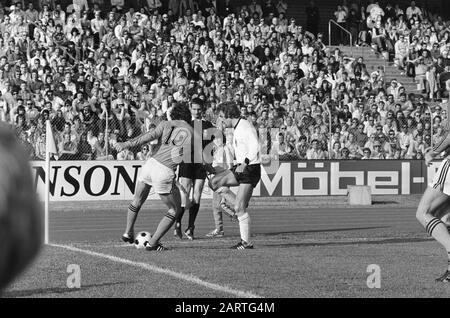 Fußball Interland West Deutschland-Niederlande 1-1 Spielmoment Datum: 17. Mai 1975 Ort: Deutschland, Frankfurt Stichwörter: International, Schiedsrichter, Spieler, Sport, Fußball Stockfoto