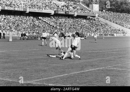 Fußball Interland West Deutschland-Niederlande 1-1 Spielmoment Datum: 17. Mai 1975 Ort: Deutschland, Frankfurt Schlagwörter: International, Spieler, Sport, Fußball Stockfoto