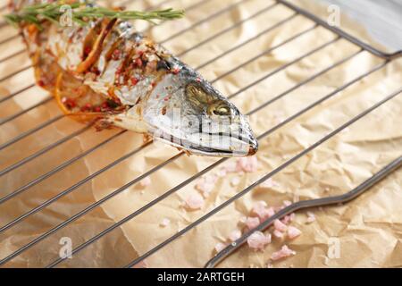 Regal mit zubereiteten Makrelenfischen auf dem Tisch, in der Nähe Stockfoto