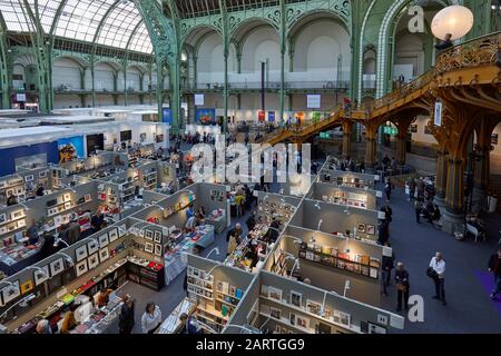 Paris - 7. NOVEMBER 2019: Paris Fotokunst fair Hochwinkelansicht mit Menschen, Terrasse und Buchhandlung im Grand Palais in Paris, Frankreich. Stockfoto