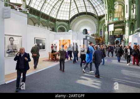 Paris - 7. NOVEMBER 2019: Pariser Foto-Kunstmesse mit Menschen, Terrasse und Galerien im Grand Palais in Paris, Frankreich. Stockfoto