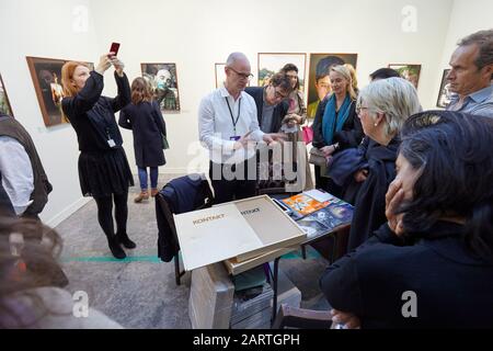 Paris - 7. NOVEMBER 2019: Pariser Foto-Kunstmesse, die Menschen besuchen eine Präsentation im Grand Palais in Paris, Frankreich. Stockfoto