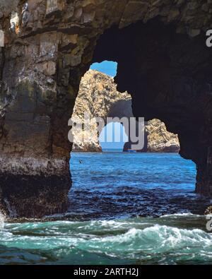 Klippen und Felsformationen auf den Islas Ballestas. Pisco Bay, Paracas, Peru Stockfoto