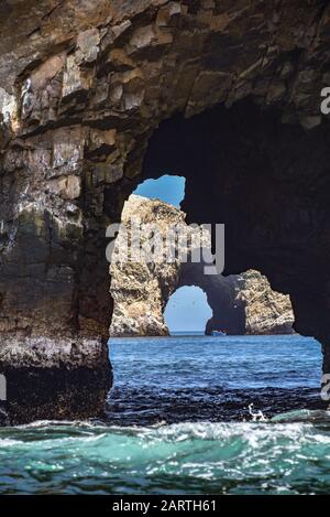 Klippen und Felsformationen auf den Islas Ballestas. Pisco Bay, Paracas, Peru Stockfoto