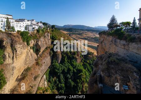 Ronda, Spanien, 17.08.2019: Die Stadt Ronda in Spanien bietet Aussichtspunkte und Orte, von denen aus spektakuläre Ausblicke zu sehen sind, in diesem Fall Ansicht fr Stockfoto