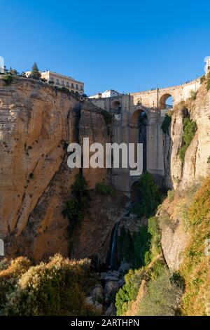 Ronda, Spanien, 17.08.2019: Die Stadt Ronda in Spanien bietet Aussichtspunkte und Orte, von denen aus spektakuläre Ausblicke zu sehen sind, in diesem Fall ikonische i Stockfoto